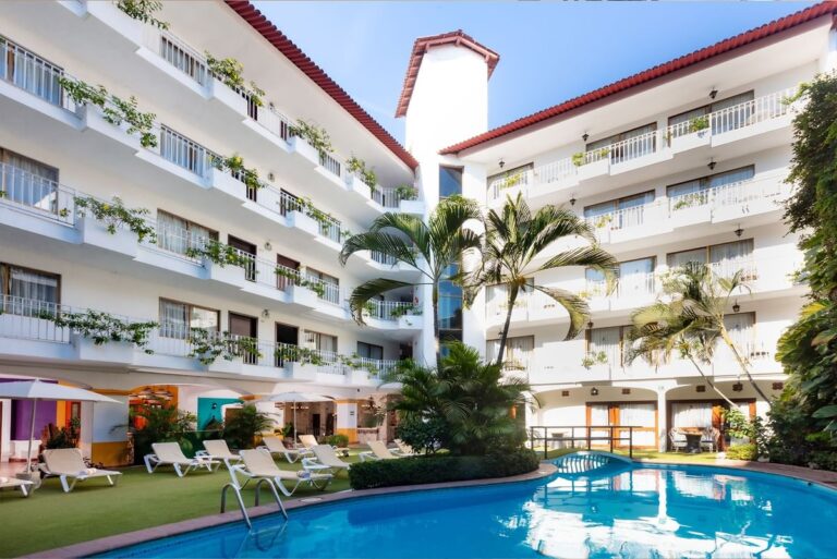 interior los acros suites puerto vallarta 1 768x513