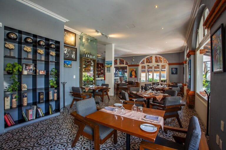 interior azafran restaurante bar puerto vallarta 768x512