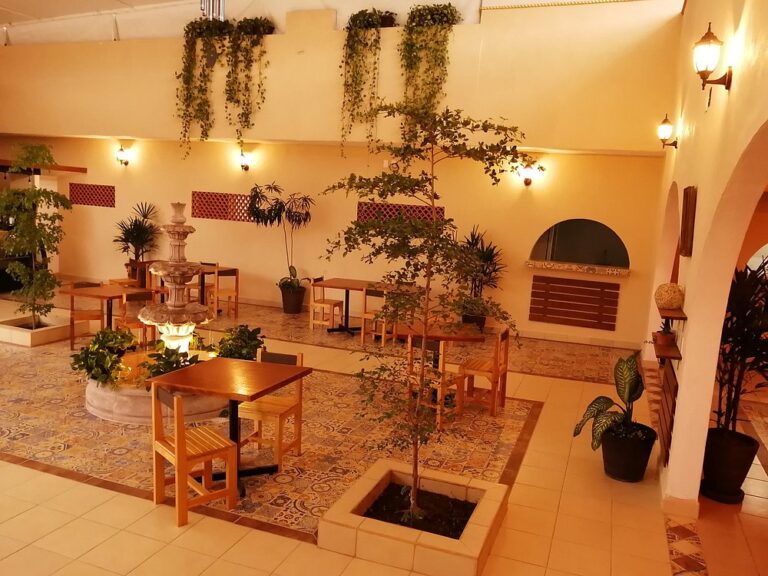 interior la bendita hora puerto vallarta 768x576