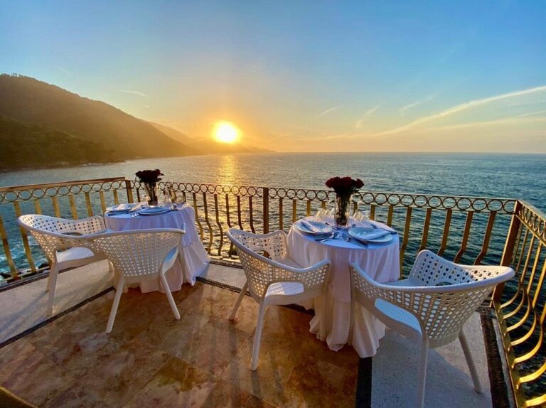sunset le kliff puerto vallarta 768x574