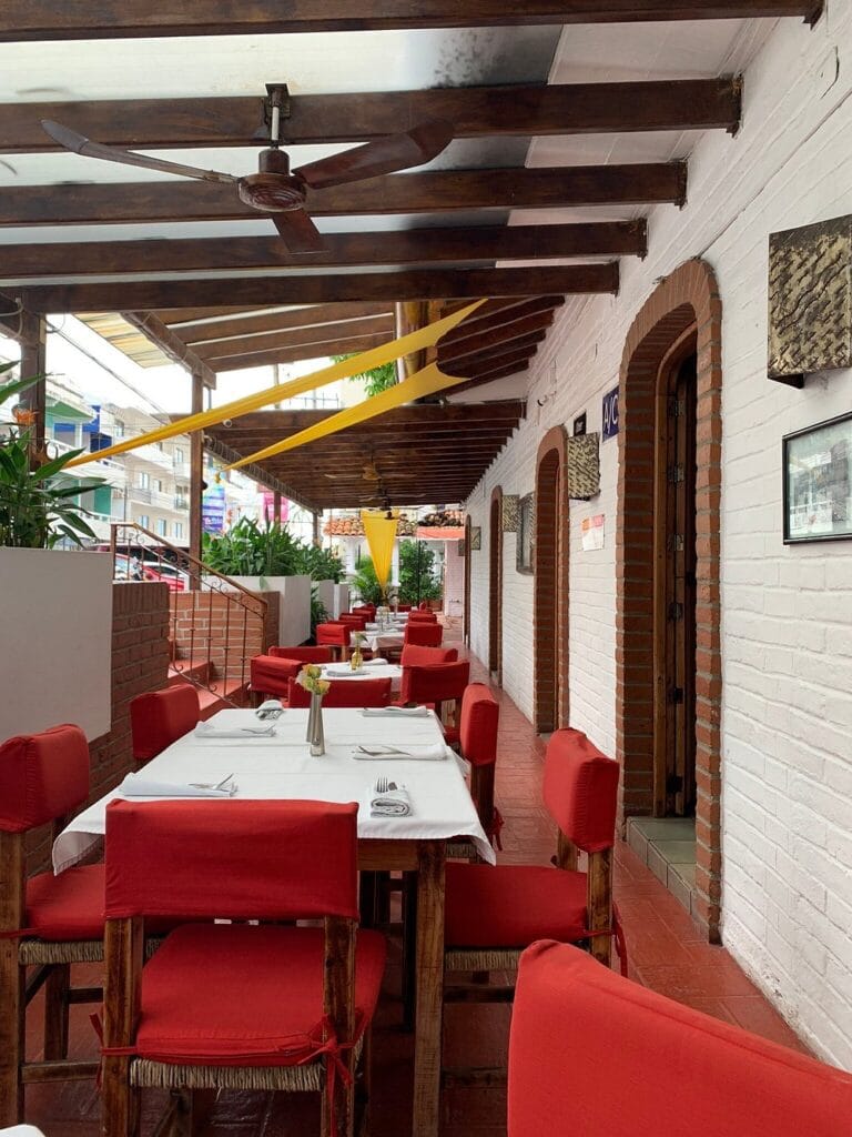 tables la piazzetta puerto vallarta 768x1024
